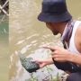 Kocaknya Seorang Pria Lari Terbirit-birit saat Mandi di Sungai Gegara Mainan Kepala Buaya