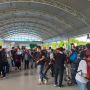 Tabuhan Gendang Beleq dan Kalungan Scarf Tenun Sambut 11 Pesawat Penonton MotoGP Mandalika