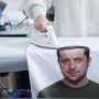 Desainer Ceko Jual Bantal Bergambar Presiden Ukraina untuk Galang Dana