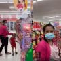 Emak-Emak Kepergok Maling Dua Kotak Susu, Mengelak Cuma Ambil Dua Saja, Warganet Salfok Kalung Emasnya