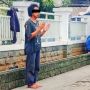Viral ODGJ Salat di Trotoar, Warganet: Dia Masih Ingat Tuhan