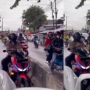 Meresahkan! Pengendara Motor Lawan Arah Tak Terima Mobil Mau Lewat, Adu Cekcok di Jalan, Publik: Salah Malah Ngeyel