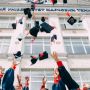 Sedih, Lelaki Ini Wisuda Sambil Bawa Foto Sahabat yang Sudah Meninggal