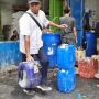 Stok Minyak Goreng Kemasan Melimpah Tapi Mahal, Warga Ramai-ramai Berburu Minyak Goreng Curah
