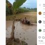 Viral Aksi Bapak-bapak Bajak Sawah Pakai Sepeda Motor, Warganet: Korban Konten