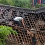 Petaka Fajar di Matraman, Atap Rumah Ambruk Imbas Tak Kuat Bendung Hujan