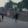 Viral 2 Kelompok Remaja Saling Serang di Flyover Pasar Rebo, Lempar Batu hingga Acungkan Celurit