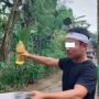 Sindir Pemerintah? Seorang Pria Beraksi Bak Pawang Hujan, Bawa Wajan dan Minyak Goreng: Ritual Turunkan Harga Minyak