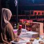 Viral, Seorang Gadis Berani Buka Warung Makan di Depan Kuburan, Warganet: Tiap Jualan Ingat Kematian