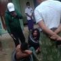 Heroi! Warga Bangkalan Terjang dan Tendang Dua Maling Motor Sampai Jatuh Tersungkur