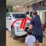 Bisa Beli Mitsubishi Pajero Sport, Sekeluarga Guyur Mobil dengan Air Kembang saat Tiba di Rumah
