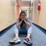Aneh Tapi Keren! Intip 4 Gaya Artis Pakai Sepatu Beda Warna