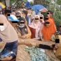 Serasa Saweran Biduan, Viral Tamu Pernikahan Kasih Uang ke Pengantin Tanpa Dimasukkan Amplop