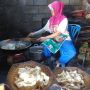 Sadar Kerupuk Tak Bisa Renyah kalau Direbus, Sri Nuryati Rela Berburu Minyak Goreng Mahal Demi Hidupi Keluarga