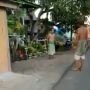 Bapak-bapak Perang di Pinggir Jalan, Saling Adu Senjata Berakhir Sarung Lepas, Warganet: Ingat Umur!