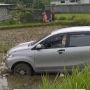 Diduga Sopir Mengantuk, Mobil Nyungsep ke Persawahan di Bangkalan Madura