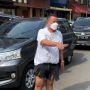 Hotman Paris Jadi Tukang Parkir di Blok M Pakai Celana Sobek, Ada yang Kasihan Hingga Sebut Seksi