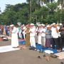 Novel Bamukmin jadi Imam, Massa Pendemo Tuntut Menag Yaqut Dipenjara Salat Asar Berjemaah di Patung Kuda