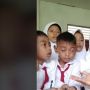 Jadi Sorotan Gegara Bikin Konten Bareng Murid SD, Siapa Sosok Pak Ribut?