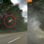 Kurang Ajar! Sopir Truk Buang Sekresek Air Mirip Kencing ke Jalan, Kena Spion Pengendara Lain