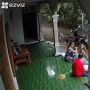 Ngeri! Detik-detik Petir Menyambar Tiang Listrik di Halaman Saat Pemilik Rumah Duduk di Teras
