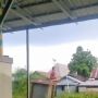 Viral Jamban Hanyut Terbawa Arus Sungai, Aksi Pria yang Duduk di Atas Toilet Umum Bikin Warga Dilema