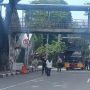 Ada Dua Massa Aksi, Polisi Tutup Jalan Medan Merdeka Barat Pakai Kawat Berduri