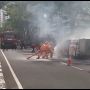Mobil Ekspedisi Terbakar di Seberang Pintu Masuk Polda Metro Jaya, Diduga Korsleting Listrik