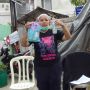 Tak Takut Ditangkap, Korban Penggusuran Rudet Tamansari Hadiahkan Dot dan Popok Bayi pada Luhut Binsar Pandjaitan