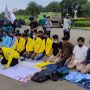 Geruduk Istana Demo Tolak Pemilu Ditunda, Massa BEM SI Gelar Salat Berjemaah di Jalanan