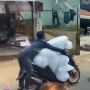 Ngabubutips: Cara Aman Bawa Barang di Dek Motor Matik agar Tidak Mudah Terjatuh