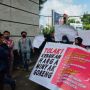 Belasan Emak-emak Ikut Demo Protes Kenaikan Harga Minyak Goreng di Depan Kantor DPRD Lampung