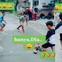 Anak Kecil Main Lempar Sandal, Seorang Ibu yang Angkat Jemuran Malah Ikutan Lari Terbirit-birit