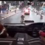 Depan Belakang Mobil Damkar, Emak-Emak Pemotor Ogah Menyingkir Kasih Jalan Meski Diklakson dan Dibunyikan Sirine