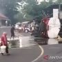 Viral, Warga Pungut Minyak Goreng di Jalanan saat Truk Tangki Pengankut Minyak Terguling