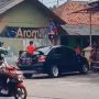 Viral Toyota Vios Parkir di Pinggir Jalan Jadi Wahana Bermain, Publik Dibuat Ngilu saat Melihat Bocil Injak Atap Mobil