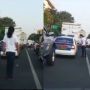 Diduga Nyampah di Jalan, Pria Ini Masukkan Kembali Sampah ke Mobil Polisi, Warganet: Gondrong dan Berani