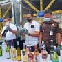 Jelang Ramadhan, Kementerian Perdagangan Musnahkan 3.000 Botol Miras Impor di Kota Makassar