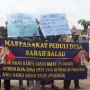 Gelar Demo di Kantor Camat Tanjung Bintang, Puluhan Warga Tuntut Kades Sabah Balau Turun