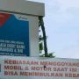 Viral Spanduk Berisi tentang Kebiasaan Goyangkan Mobil dan Motor Saat Isi BBM Picu Kebakaran, Begini Penjelasannya