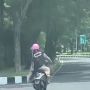 Viral! Berantem Saat Lagi Boncengan Naik Motor, Cewek Ini Terekam Berkali-kali Aniaya Pacarnya