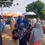 Bak Prosesi Pedang Pora, Pernikahan Pemain Voli Disambut Lemparan Bola, Publik Ikut Deg-degan