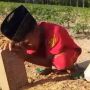 Nyesek! Viral Anak Kecil Menangis Sesenggukan di Makam Ayah, Videonya Menyayat Hati