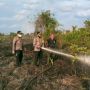 Turun Langusng Padamkan Kebakaran Lahan, Kapolres kayong Utara: Kami Sempat Kesulitan karena Gambut