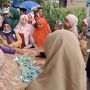 Tanpa Amplop, Tamu Undangan Langsung Beri Uang di Hadapan Pengantin, Ekspresi Mempelai Semringah