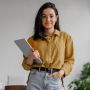 4 Cara Pilih Outfit ke Kantor saat Cuaca Panas Tapi Tetap Stylish dan Menawan