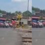 Ngeri! Aksi Nenek-nenek Jalan Santai Bak Catwalk di Tengah Rel saat Kereta Mau Lewat, Publik Ikut Ketar-Ketir