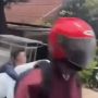 Bawa Bongkahan Es Batu Naik Motor, Posisi Duduk Pria Ini Jadi Sorotan Publik: Rider MotoGP Pasti Bingung