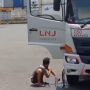 Sopir Truk Terekam Wudu Pakai Air dari Botol dan Salat di Depan Peti Kemas, Warganet Terharu