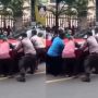 Merepotkan! Mobil Parkir Sembarangan di Rel Aktif, Warga Berbondong-Bondong Angkat Bersama